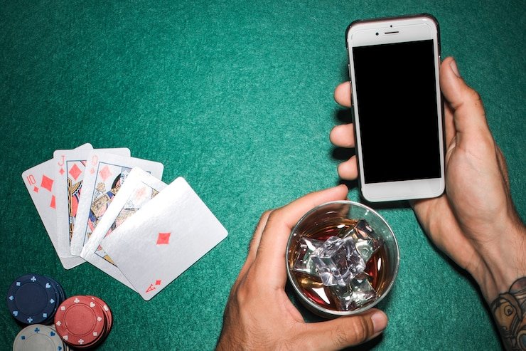 Ilustrasi tangan memegang smartphone untuk klaim bonus di platform digital