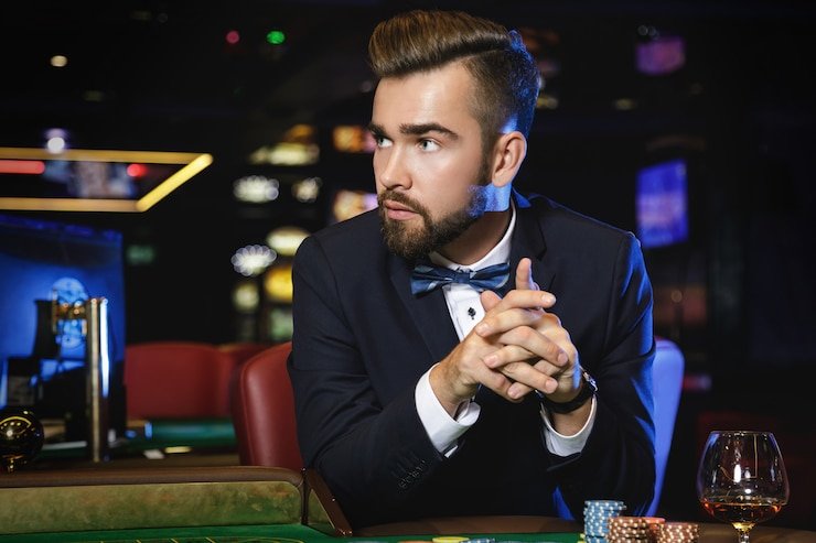 Pengguna menikmati live casino melalui aplikasi mobile dengan antarmuka modern